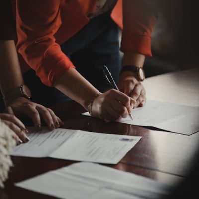 Firma de un contrato mercantil estratégico con asesoría legal profesional.